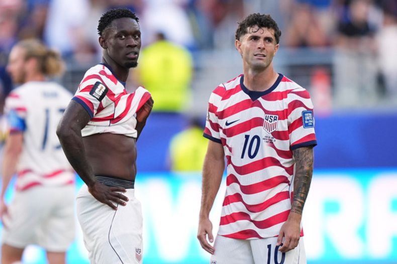 Los estadounidenses Folarin Balogun (20) y Christian Pulisic (10) tras la expulsión de Balogun durante el partido de 16vos de final del Mundial contra Bosnia, el miércoles 1 de julio de 2026, en Santa Clara, California. (AP Foto/Martin Meissner)