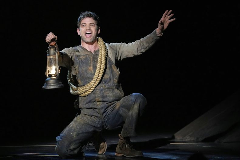 Jeremy Jordan interpreta un popurrí de Floyd Collins durante la 78.ª edición de los premios Tony el domingo 8 de junio de 2025 en el Radio City Music Hall de Nueva York. (Foto Charles Sykes/Invision/AP)