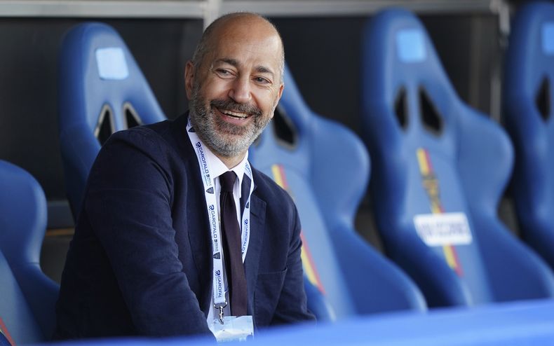 Foto del 22 de junio del 2022, el director ejecutivo del AC Milan Ivan Gazidis sonríe antes del encuentro ante el Lecce en la Serie A. El martes 12 de marzo del 2024, allanan las oficinas del equipo como parte de una investigación sobre la venta del club. (Spada/LaPresse via AP)