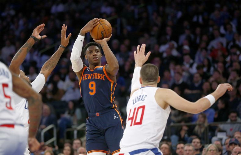 RJ Barrett (9), de los Knicks de Nueva York, dispara ante la marca defensiva de Ivica Zubac (40), de los Clippers de Los Ángeles, durante la primera mitad del juego de baloncesto de la NBA, el lunes 6 de noviembre de 2023, en Nueva York. (AP Foto/John Munson)