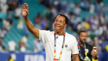 ARCHIVO - El técnico de Cabo Verde Bubista saluda a los hinchas tras el partido contra Uruguay en el Mundial, el 21 de junio de 2026, en Miami Gardens, Florida. (AP Foto/Rebecca Blackwell)