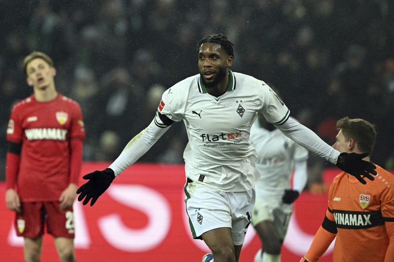 El delantero del Mönchengladbach Theoson-Jordan Siebatcheu celebra su gol anotado durante el partido de la Liga Alemana ante el VfB Stuttgart en Mönchengladbach, Alemania, el domingo 14 de enero de 2024. (Federico Gambarini/dpa via AP)