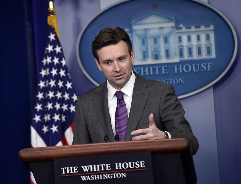 Josh Earnest, secretario de Prensa de la Casa Blanca, habla durante la sesi&oacute;n informativa diaria en la residencia presidencial, el mi&eacute;rcoles 10 de diciembre de 2014, en Washington. Earnest respondi&oacute; preguntas respecto al informe del S