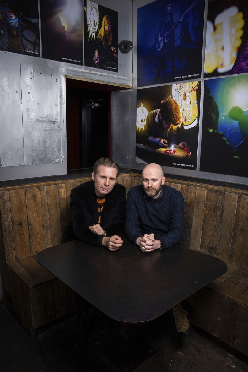 Alex Kapranos, izquierda, y Bob Hardy de Franz Ferdinand posan el jueves 28 de noviembre de 2024 en Londres. (Foto Scott A Garfitt/Invision/AP)