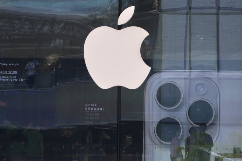 Unas personas visitan una tienda de Apple en Beijing, el domingo 11 de mayo de 2025. (AP Foto/Andy Wong)