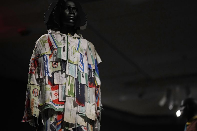 Un diseño de Foday Dumbuya para Labrum London se exhibe en la exposición del Instituto del Vestido del Museo Metropolitano de Arte, Superfine: Tailoring Black Style, el sábado 3 de mayo de 2025, en Nueva York.(Foto Charles Sykes/Invision/AP)