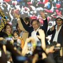 ARCHIVO - El candidato presidencial Gustavo Petro, en el centro, es acompañado por su hijo Nicolás Petro, a la derecha, en la jornada electoral del 29 de mayo de 2022 en Bogotá, Colombia. El hijo del presidente colombiano no aceptó el martes 1 de agosto de 2023 los cargos por enriquecimiento ilícito y lavado de dinero de los que ha sido acusado por las autoridades judiciales. (AP Foto/Fernando Vergara, Archivo)