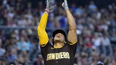 Soto y Machado pegan jonrones; Padres vencen a Diamondbacks