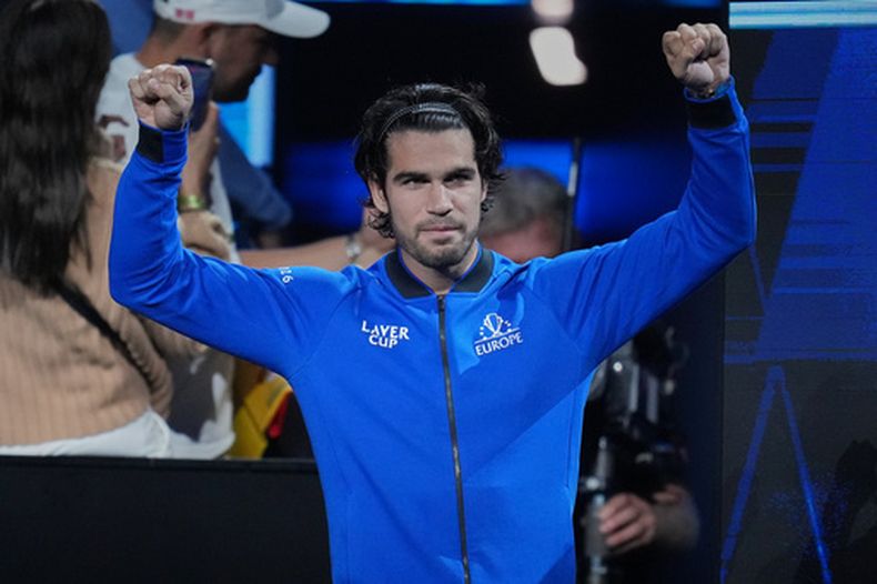 Carlos Alcaraz del Equipo Europa al ser presentado en la Copa Laver de tenis, el viernes 25 de septiembre de 2026, en Londres. (AP Foto/Maja Smiejkowska)