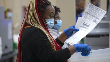 Trump pide detener el voto, aunque sólo sigue el conteo