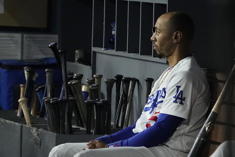 Mookie Betts, de los Dodgers de Los Ángeles, observa desde la cueva durante el segundo juego de la serie divisional de la Liga Nacional ante los Diamondbacks de Arizona, el lunes 9 de octubre de 2023 (AP Foto/Mark J. Terrill)
