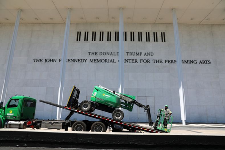 Un trabajador descarga equipo de una grúa frente al John F. Kennedy Center for the Performing Arts, el jueves 4 de junio de 2026, en Washington. (AP Foto/Rahmat Gul)