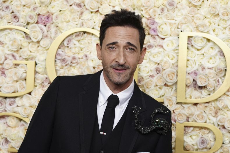 Adrien Brody llega a la 82ª edición de los Globos de Oro el domingo 5 de enero de 2025 en el Beverly Hilton de Beverly Hills, California. (Foto Jordan Strauss/Invision/AP)