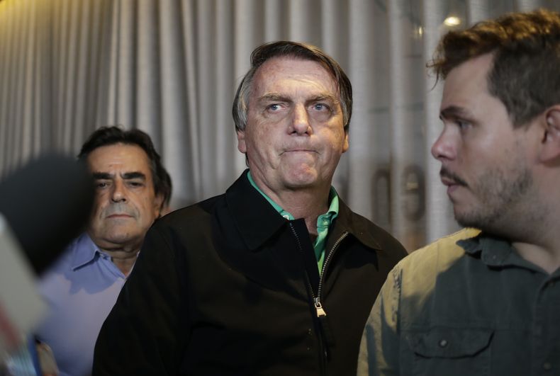 El expresidente de Brasil, Jair Bolsonaro, se prepara para dar una declaración a la prensa en un restaurante en Belo Horizonte, el 30 de junio de 2023. (AP Foto/Thomas Santos, Archivo)