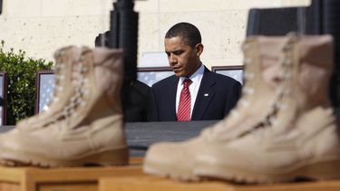 americateve | El presidente Barack Obama se dirige hacia su asiento antes de un servicio en memoria en la base militar de Fort Hood, Texas, el 10 de noviembre de 2010. Obama regresa a esta base para lamentar la muerte de varias personas tras un ataque en el lugar. (AP
