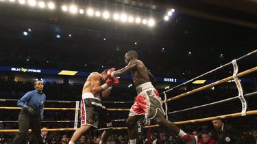 Crawford noquea a Avanesyan y retiene su título de OMB