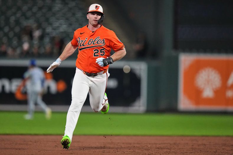 Pete Alonso, de los Orioles de Baltimore, recorre las bases tras conectar un jonrón durante la primera entrada de un partido de béisbol contra los Azulejos de Toronto, el lunes 21 de septiembre de 2026, en Baltimore. (Foto AP/Stephanie Scarbrough)