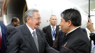 americateve | El dictador cubano llegó al aeropuerto de Santa Cruz, en una lluviosa tarde, donde fue recibido por el canciller David Choquehuanca, sin hacer declaraciones a la prensa.