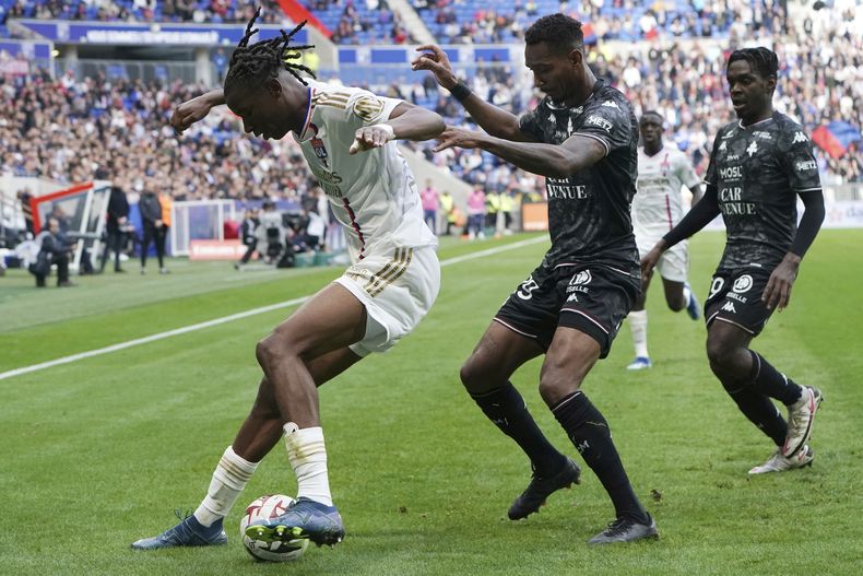 Skelly Alvero del Lyon pelea por el balón con los jugadores del Metz en el encuentro de la liga francesa el domingo 5 de noviembre del 2023. (AP Foto/Laurent Cipriani)