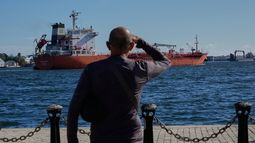 Una persona observa la llegada del petrolero Ocean Mariner, Monrovia, a la bahía de La Habana, Cuba, el viernes 9 de enero de 2026. (Foto AP/Ramón Espinosa)
