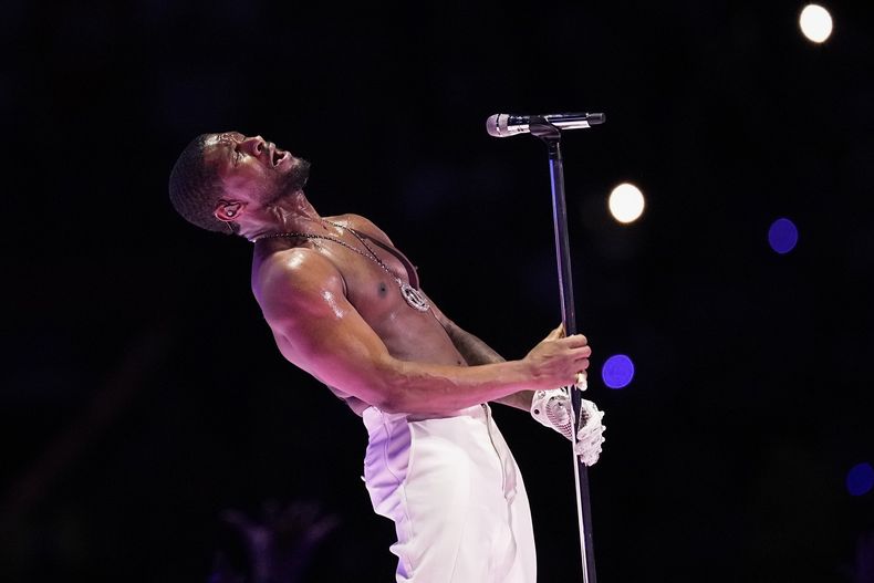 ARCHIVO - Usher durante su presentación en el medio tiempo del Super Bowl 58 de la NFL el 11 de febrero de 2024, en Las Vegas. Usher es uno de los artistas principales de la 30a edición del Festival de Cultura Essence que se celebrará el fin de semana del 4 de julio de 2024, en Nueva Orleans. (Foto AP/Eric Gay, archivo)