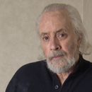 ARCHIVO - El guionista Robert Towne posa en el Hotel Regency, el 7 de marzo de 2006, en Nueva York. Towne, el guionista galardonado con el Oscar por Shampoo, The Last Detail y otras películas aclamadas cuyo trabajo en Chinatown se convirtió en un modelo de esta forma de arte murió el lunes. 1 de julio de 2024, dijo la publicista Carri McClure. (AP Foto /Jim Cooper, archivo)