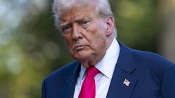 El presidente Donald Trump camina desde el helicóptero presidencial hacia la Casa Blanca, el martes 15 de julio de 2025, en Washington. (AP Foto/Alex Brandon, Archivo)