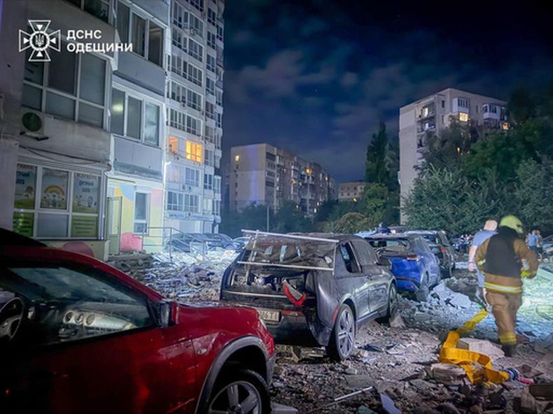 En esta imagen, distribuida por el Servicio de Emergencias de Ucrania, bomberos sofocan un incendio en un edificio residencial tras un ataque con drones en Odesa, Ucrania, el 2 de septiembre de 2026. (Servicio de Emergencias de Ucrania vía AP)