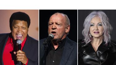 Esta combinación de fotografías muestra a Chubby Checker en la premiación del Salón de la Fama de los Compositores, el 12 de junio en Nueva York, a la izquierda; al cantante británico Joe Cocker, durante un concierto el 5 de agosto de 2011 en Mónaco, al centro; y a Cyndi Lauper, en la premiación de los MTV Video Music Awards, el 12 de septiembre de 2021, en Nueva York. (AP Foto)