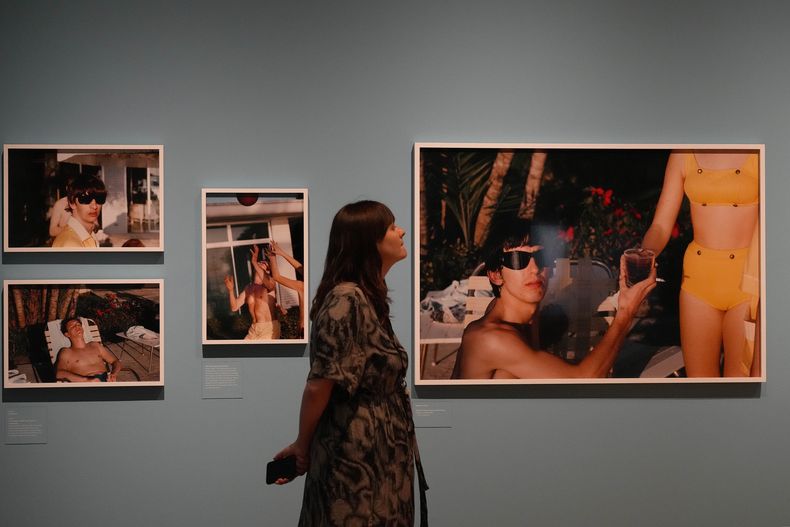 Una visitante observa fotografías durante una presentación preliminar de la exposición Paul McCartney Photographs 1963-64: Eyes of the Storm (Fotografías de Paul McCartney 1963-64: Los ojos de la tormenta) en la Galería Nacional de Retratos, el martes 27 de junio de 2023, en Londres. (AP Foto/Frank Augstein)