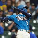 El pelotero Brice Turang, de los Cerveceros de Milwaukee, conecta un doblete remolcador durante la primera entrada de un partido de béisbol contra los Cardenales de San Luis, el 25 de septiembre de 2026, en Milwaukee. (Foto AP/Aaron Gash)
