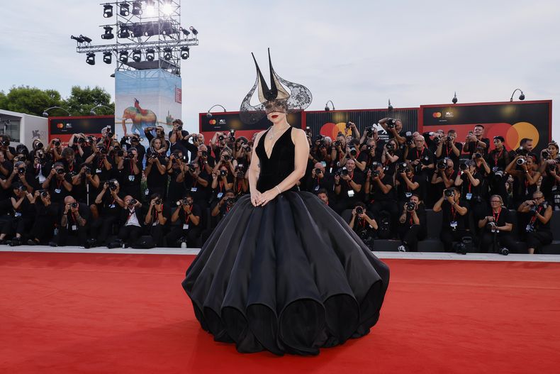 Lady Gaga posa a su llegada al estreno de la película Joker: Folie A Deux durante la 81ª edición del Festival de Cine de Venecia en Venecia, Italia, el miércoles 4 de septiembre de 2024. (Foto Joel C Ryan/Invision/AP)