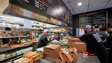 En el restaurante Paulis, ubicada en el barrio North End de Boston, se preparan sándwiches para los turistas que asisten al Mundial. (Foto AP/Martin Meissner)
