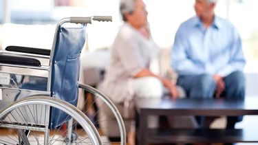 Maduro lo hizo: Escasez obliga a geriátricos a usar fundas y sábanas como pañales