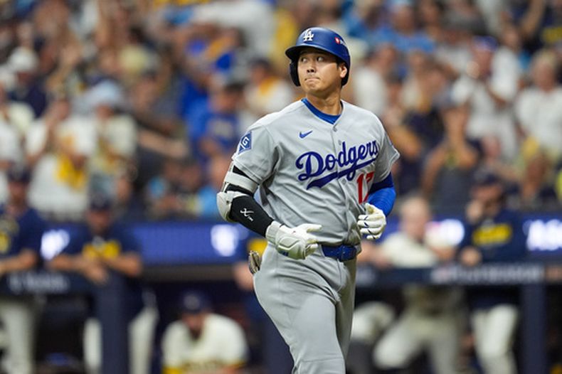 El bateador designado de los Dodgers de Los Ángeles Shohei Ohtani observa su elevado en la novena entrada del juego 2 de la Serie de Campeonato de la Liga Nacional ante los Cerveceros de Milwaukee el lunes 12 de octubre del 2026. (AP Foto/Abbie Parr)