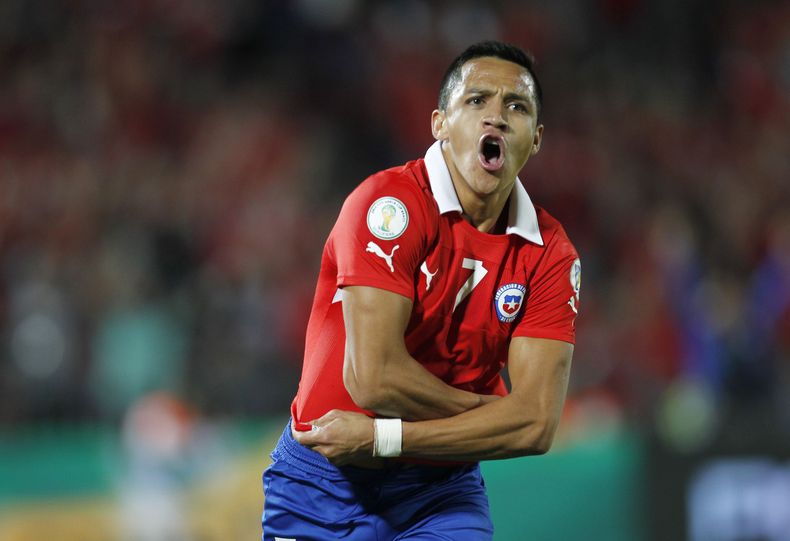 El jugador de Chile, Alexis S&aacute;nchez, festeja un gol contra Ecuador en las eliminatorias mundialistas el martes, 15 de octubre de 2013, en Santiago. (AP Photo/Martin Mejia)