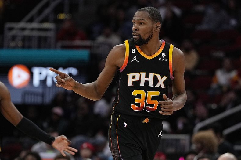 Kevin Durant, alero de los Sus de Phoenix, festeja luego de atinar un triple en el encuentro del miércoles 27 de diciembre de 2023, ante los Rockets de Houston (AP Foto/Kevin M. Cox)
