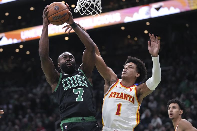 Jaylen Brown (7) de los Celtics de Boston conduce a la canasta frente a Jalen Johnson (1) de los Hawks de Atlanta durante la primera mitad en la NBA Cup, el martes 12 de noviembre de 2024, en Boston. (AP Photo/Charles Krupa)
