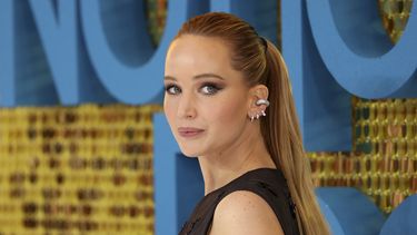 Jennifer Lawrence posa a su llegada al estreno de No Hard Feelings en Londres el 12 de junio de 2023. (Foto Vianney Le Caer/Invision/AP)