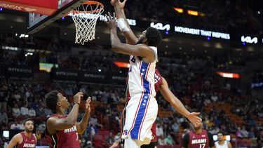 Embiid salva a 76ers, que doblegan a Heat
