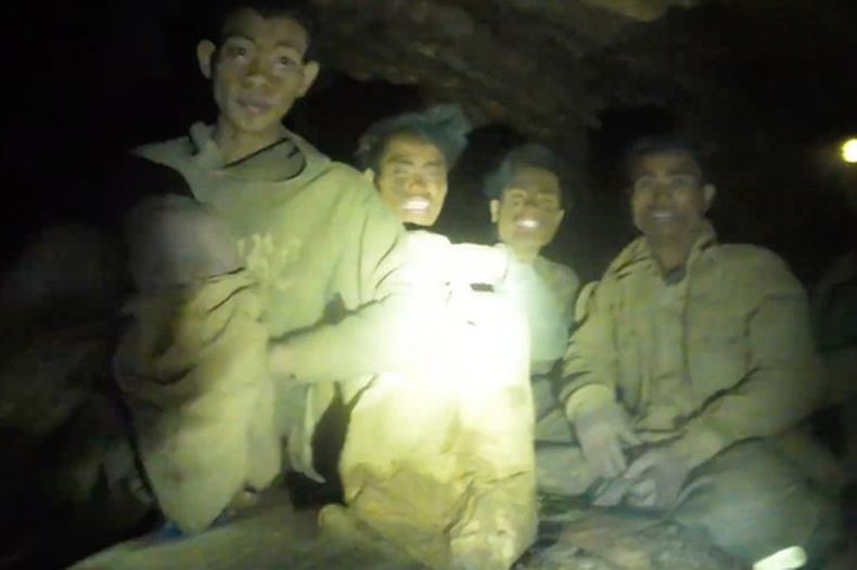 Esta imagen tomada de un video difundido por Benz Norrased Palasing Seascout Diving muestra a los pobladores atrapados que fueron localizados en una cueva inundada en la provincia de Xaisomboun, el miércoles 27 de mayo de 2026, en Laos. (Benz Norrased Palasing Seascout Diving via AP)