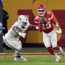 El quarterback de los Chiefs de Kansas City Patrick Mahomes intenta evitar al tacle defensivo de los Dolphins de Miami Christian Wilkins en el encuentro del domingo 5 de noviembre del 2023 en Frankfurt, Alemania. (AP Foto/Martin Meissner)