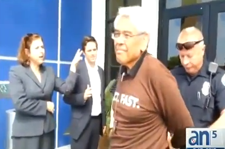 Las autoridades de doral defendieron hoy el arresto del activista pro inmigrante Eliseo Medina cuando protestaba en una propiedad privada donde se encuentra la oficina del  congresista Mario Díaz Balart.