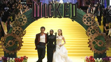 Jonathan Bailey, Cynthia Erivo, centro, y Ariana Grande posan en el estreno de Wicked en el Auditorio Nacional de la Ciudad de México, el lunes 11 de noviembre de 2024. (Foto AP/Fernando Llano)