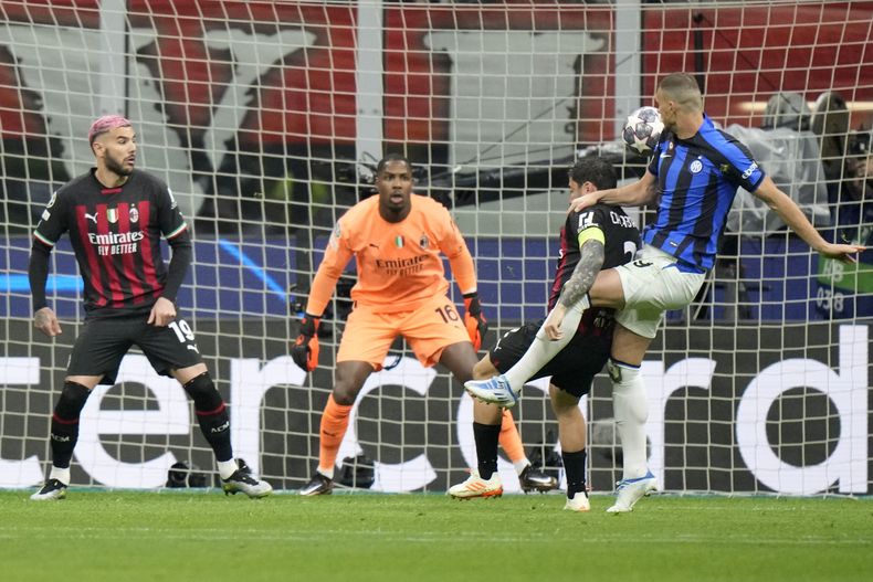 Edin Dzeko anota el primer gol del Inter en el partido contra el AC Milan por la ida de semifinales de la Liga de Campeones, el miércoles 10 de mayo de 2023, en Milán. (AP Foto/Luca Bruno)