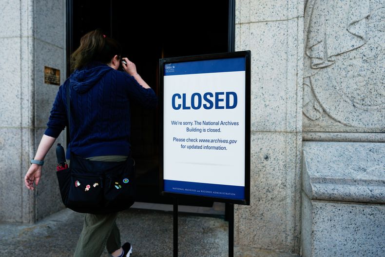 Un letrero de cerrado frente a los Archivos Nacionales, en el primer día de la suspensión de labores del gobierno de EEUU debido a la falta de financiamiento, el miércoles 1 de octubre de 2025, en Washington. (AP Foto/Julia Demaree Nikhinson)