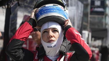 La británica Katherine Legge se prepara para participar en la sesión de prácticas previo a las 500 millas de Indianápolis el jueves 25 de mayo del 2023. (AP Foto/Darron Cummings)