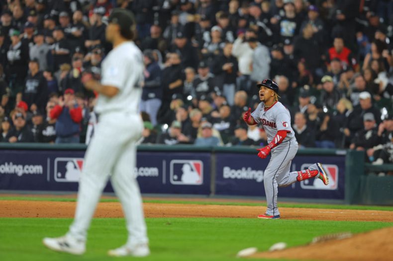 El dominicano José Ramírez, de los Guardianes de Cleveland, festeja su jonrón de dos carreras en el cuarto juego de la serie divisional de la Liga Americana ante los Medias Blancas de Chicago, el jueves 8 de octubre de 2026 (AP Foto/Melissa Tamez)