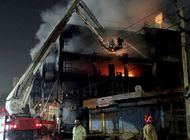 al menos 27 muertos en incendio en edificio en india
