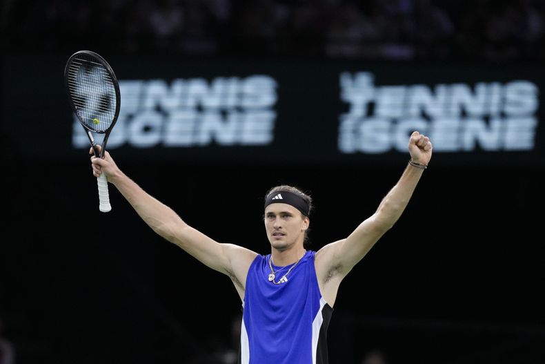 El alemán Alexander Zverev reacciona al ganar su duelo de semifinal del Masters de París al superar al danés Holger Rune el sábado 2 de noviembre del 2024.(AP Foto/Thibault Camus)